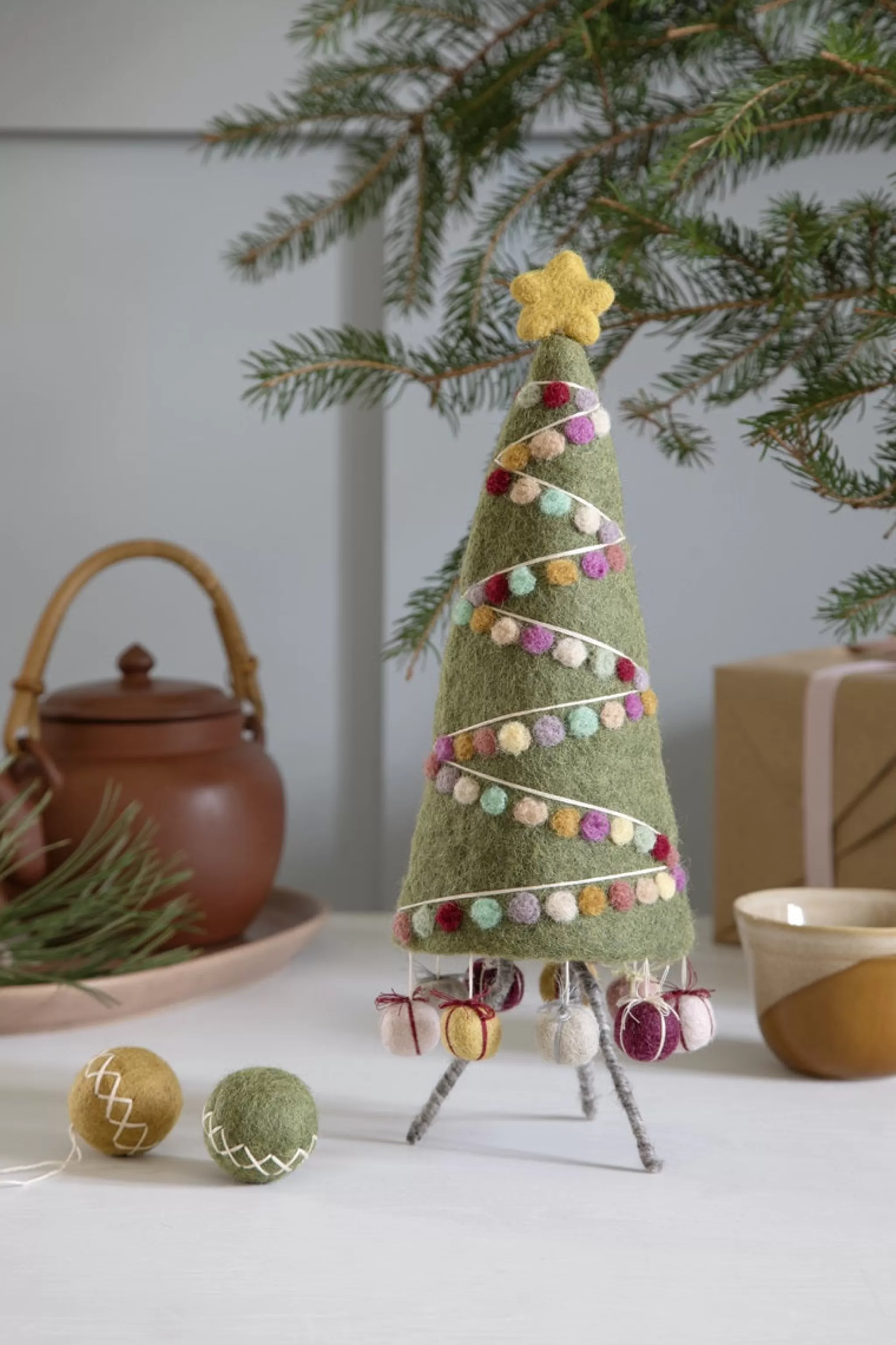 En Gry & Sif Christmas Figurine - A Decorated Tree With Garlands - X Large